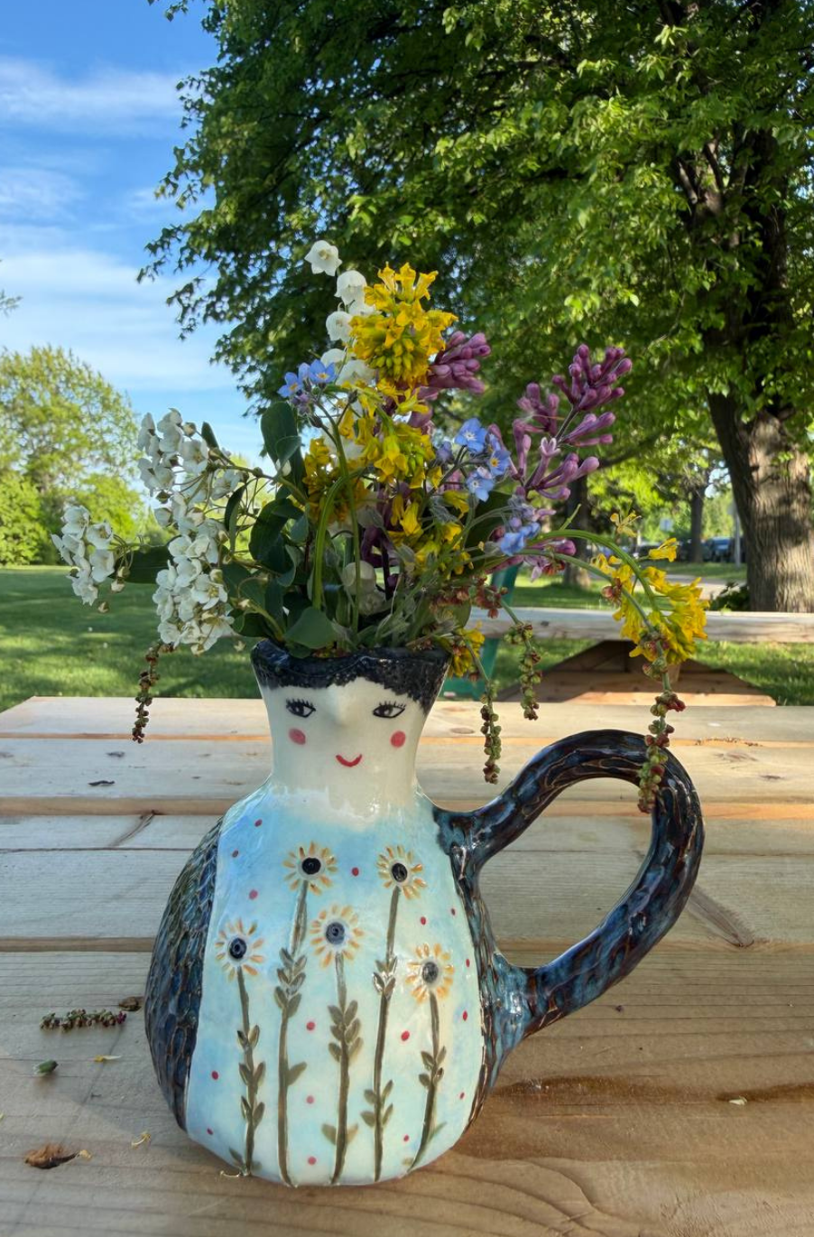 Two ceramic guardians with flowers